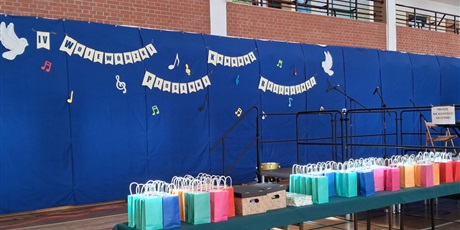 Powiększ grafikę: Scena przygotowana na IV Wojewódzki Konkurs Piosenki Religijnej z nagrodami dla uczestników.