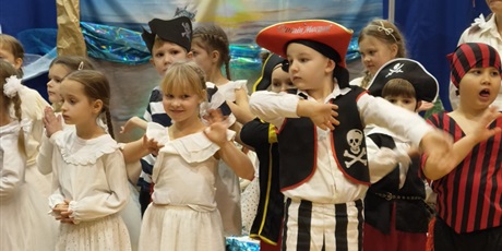 Powiększ grafikę: jaselka-morskie-30-lat-pod-zaglami-dobra-669122.jpg