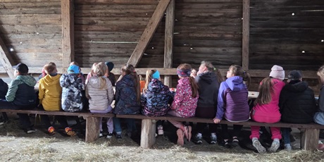 Powiększ grafikę: Dzieci jedzą szarlotkę przygotowaną przez gospodarza 