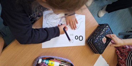 Powiększ grafikę: Dziecko koloruje rysunek, na którym znajdują się okulary.