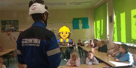 Powiększ grafikę: Gość w stroju roboczym opowiada o swojej pracy.