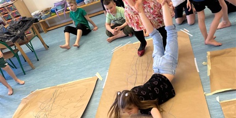 Powiększ grafikę: kolorowa-zabawa-w-grupie-0a-682608.jpg