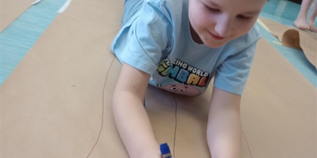 Powiększ grafikę: Chłopiec maluje obraz mazakami.