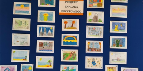 Powiększ grafikę: Granatowa tablica ścienna, na której znajdją się kolorowe projekty znaczków pocztowych. Na górze znajduje się napis: PROJEKT ZNACZKA POCZTOWEGO.