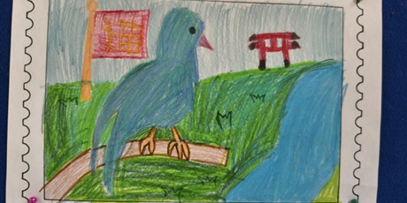 Powiększ grafikę: Kartka przedstawiająca znaczek pocztowy. Na niej znajduje się ptak, rzeka, most japoński.