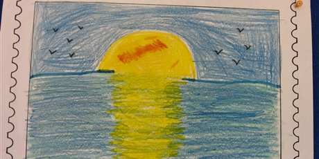 Powiększ grafikę: Kartka przedstawiająca znaczek pocztowy. Na niej znajduje się zachodzące słońce nad morzem.