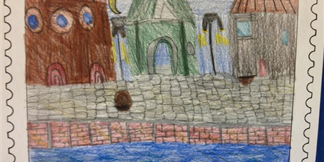 Powiększ grafikę: Kartka przedstawiająca znaczek pocztowy. Na niej znajdują się kamieniczki i ulica.