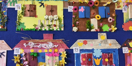 Powiększ grafikę: Tablica, na której wiszą kolorowe prace plastyczne przedstawiające domy pani wiosny.