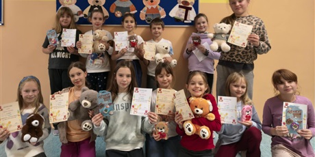 Powiększ grafikę: Grupa dzieci pozuje do zdjęcia. W rękach trzymają dyplomy i nagrody.