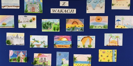 Powiększ grafikę: Granatowa tablica ścienna, na której wiszą kolorowe kartki wykonane przez dzieci przedstawiające wspomnienia z wakacji.