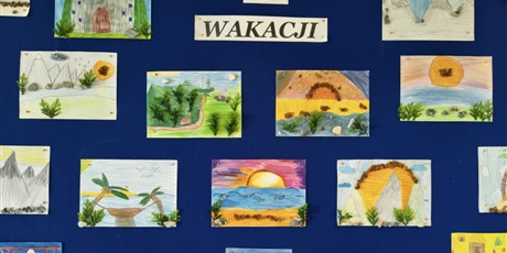 Powiększ grafikę: Granatowa tablica ścienna, na której wiszą kolorowe kartki wykonane przez dzieci przedstawiające wspomnienia z wakacji.
