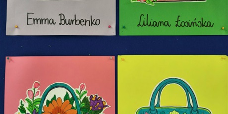 Powiększ grafikę: Granatowa tablica ścienna, na której znajdują się kolorowe prace konkursowe pt. "Projekt damskiej torebki".