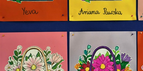 Powiększ grafikę: Granatowa tablica ścienna, na której znajdują się kolorowe prace konkursowe pt. "Projekt damskiej torebki".