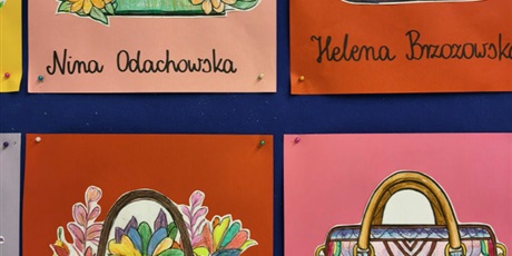 Powiększ grafikę: Granatowa tablica ścienna, na której znajdują się kolorowe prace konkursowe pt. "Projekt damskiej torebki".