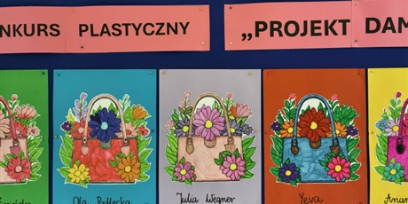 Powiększ grafikę: Granatowa tablica ścienna, na której znajdują się kolorowe prace konkursowe pt. "Projekt damskiej torebki".