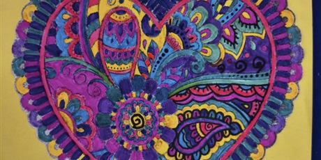 Powiększ grafikę: Żółta  kartka, na której znajduje się kolorowanka relaksacyjna w kształcie serca.