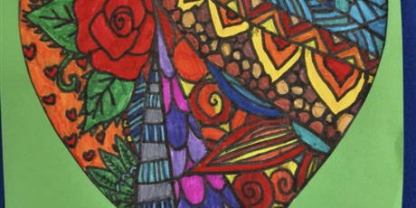 Powiększ grafikę: Zielona  kartka, na której znajduje się kolorowanka relaksacyjna w kształcie serca.