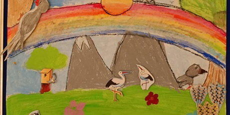 Powiększ grafikę: Praca konkursowa, na której autorka przedstawia wiosenny świat widziany swoimi oczami (drzewo, tęcza, góry, bociany,  ptaki).