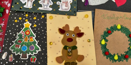 Powiększ grafikę: Pięć kartek bożonarodzeniowych leży obok siebie. Są na nich wyklejone i namalowane choinka, renifer wieniec itp.