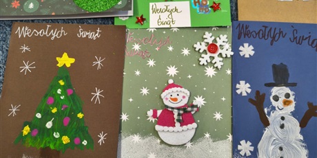 Powiększ grafikę: Sześć kartek bożonarodzeniowych leży obok siebie. Są na nich wyklejone i namalowane choinka, bałwanki bombki itp.