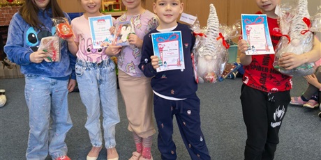 Powiększ grafikę: Pięcioro dzieci pozuje do zdjęcia. W rękach trzymają dyplomy i nagrody. 