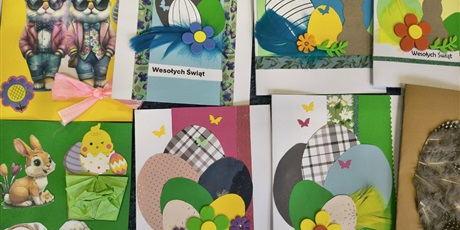 Powiększ grafikę: Kilka kartek wielkanocnych ułożonych obok siebie.
