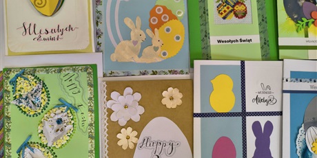 Powiększ grafikę: Kilka kartek wielkanocnych ułożonych obok siebie.