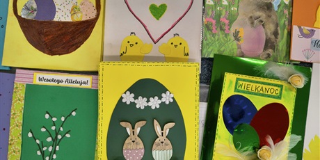 Powiększ grafikę: Kilka kartek wielkanocnych ułożonych obok siebie.