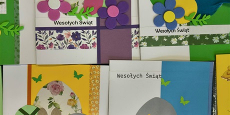 Powiększ grafikę: Kilka kartek wielkanocnych ułożonych obok siebie.