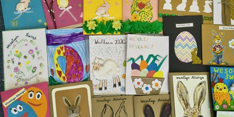 Powiększ grafikę: Kilkanaście kartek wielkanocnych ułożonych obok siebie.