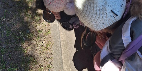 Powiększ grafikę: Dzieci z lupami poszukują oznak wiosny.