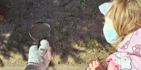 Powiększ grafikę: Dzieci z lupami poszukują oznak wiosny.