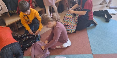 Powiększ grafikę: Dzieci pakujaplecaki i wybierają się na poszukiwanie oznak wiosny!