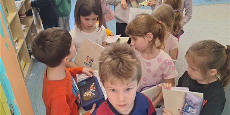 Powiększ grafikę: Dzieci zapierają niezbędne przedmioty do poszukiwania wiosny.