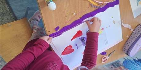 Powiększ grafikę: Dziecko wykonuje pracę plastyczną.
