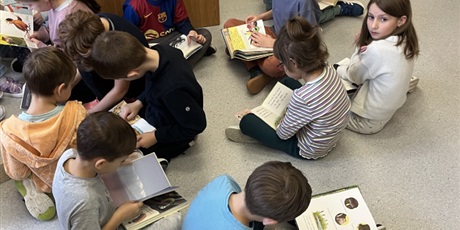 Powiększ grafikę: miedzynarodowy-miesiac-bibliotek-szkolnych-651944.jpg