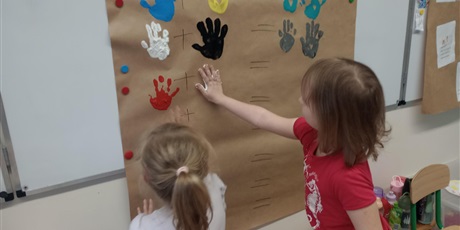 Mieszanie kolorów i odkrywanie współpracy w 0A