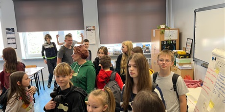 Powiększ grafikę: Grupa uczniów wraz z Rzecznik Praw Uczniowskich wychodzą z sali po zakończonych zajęciach.