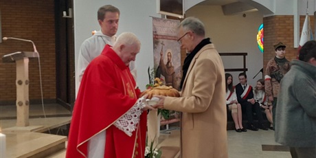 Powiększ grafikę: msza-sw-w-intencji-spolecznosci-szkolnej-690773.jpg