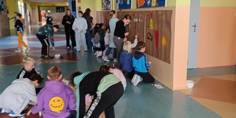 Powiększ grafikę: Uczniowie malują na ścianie Mural Przyjaźni.