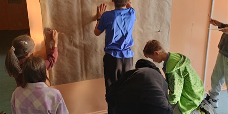 Powiększ grafikę: Dzieci malują Mural Przyjaźni.