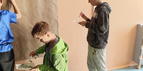 Powiększ grafikę: Dzieci malują Mural Przyjaźni.
