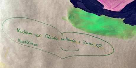 Powiększ grafikę: Dzieci malują Mural Przyjaźni. Na ścianie są miłe hasła.