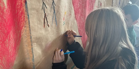 Powiększ grafikę: Dzieci malują Mural Przyjaźni. Na ścianie są miłe hasła.