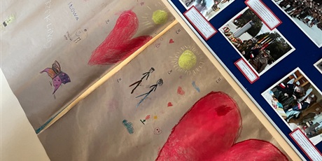 Powiększ grafikę: Dzieci malują Mural Przyjaźni. Na ścianie są miłe hasła.