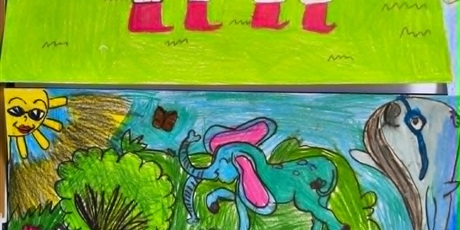 Powiększ grafikę: Dwie kolorowe prace konkursowe leżą obok siebie. Znajdują się na nich koty, słonie, kury, wieloryby itp.