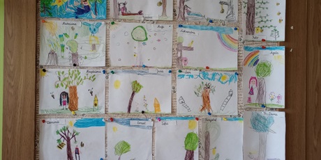 Powiększ grafikę: Tablica z pracami plastycznymi wykonana przez dzieci sześcioletnie. Dzieci wykorzystały kredki świecowe. Na rysunkach widać drzewa, człowieka, pszczoły.