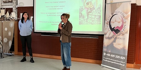Powiększ grafikę: p. wicedyrektor Joanna Graban wita prowadzącą warsztaty p. Ilonę Adamską.