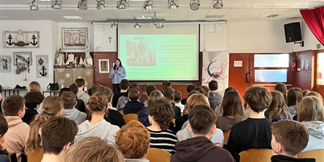 Powiększ grafikę: p. Ilona Adamska prowadzi warsztaty kl. 7-8