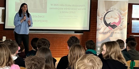 Powiększ grafikę: p. Ilona Adamska prowadzi warsztaty kl. 4-6